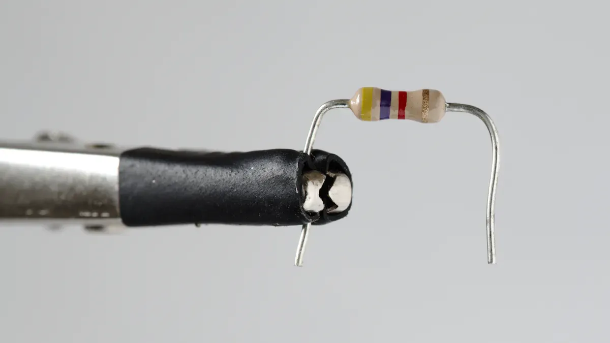 플라스틱 저항 케이스와 세라믹 저항 케이스 중 어느 것이 더 나은 열 방출 성능을 제공할까요?